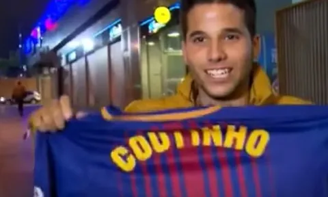 CĐV Barcelona phấn khích khi cầm áo đấu của Coutinho trên tay