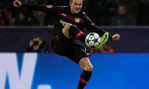CĐV Bayern nhận phải "cú lừa" vụ Julian Brandt