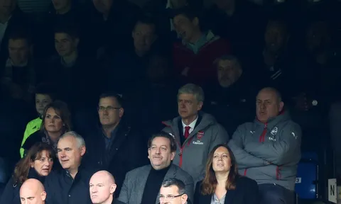 CĐV giận dữ, đòi sa thải Wenger