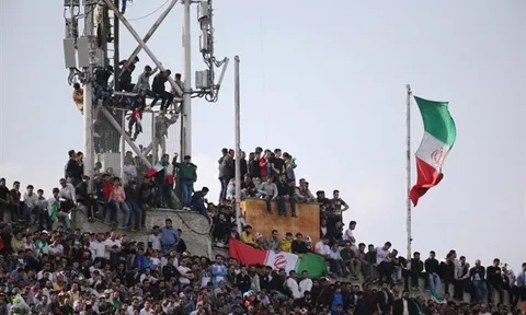 CĐV Iran leo cột đèn giữa biển người 'chào đón' Trung Quốc