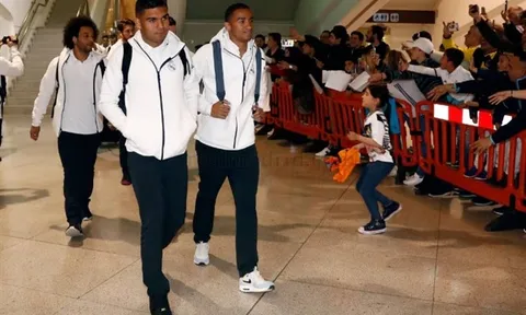 CĐV nhí 'xé rào' xin chữ ký sao Real tại Bilbao