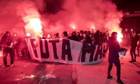 CĐV PSG đốt pháo sáng, gây ầm ĩ phá rối Real Madrid