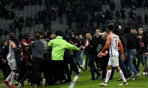 CĐV tràn vào sân tấn công, cầu thủ Lille nháo nhào chạy trốn