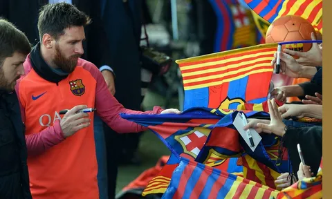 CĐV vây kín Messi, Neymar trong buổi tập thứ hai trong năm 2017