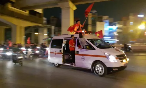 CĐV Việt Nam ăn mừng 'quên lối về': Xe tang, xe cứu thương... nhập hội