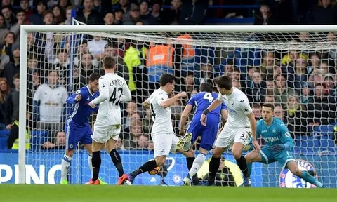 Cesc Fabregas mở tỷ số cho Chelsea (Chelsea vs Swansea)