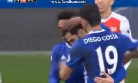 Cesc Fabregas phá lưới Arsenal, không ăn mừng