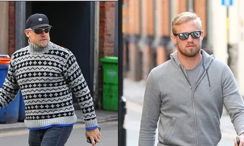 Cha con nhà Schmeichel thân thiết dạo phố sau chiến thắng lịch sử