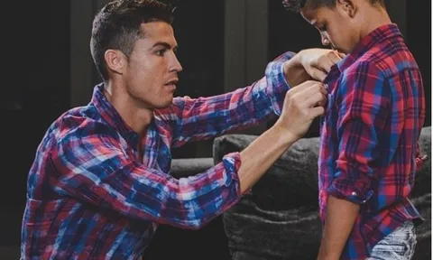 Cha con Ronaldo ăn mặc sành điệu như thế nào?
