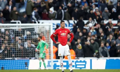 Chấm điểm Man Utd trận thua Newcastle: Smalling vụng về, Pogba hời hợt