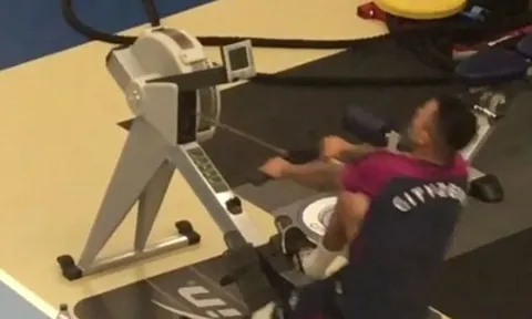 Chân bó bột, Gabriel Jesus vẫn vùi mình trong phòng tập gym