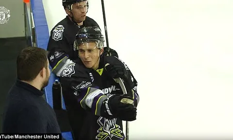 Chán dự bị ở M.U, Lindelof chuyển sang chơi hockey