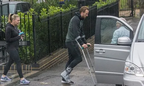 Chấn thương nặng, Harry Kane dùng nạng lê bước khó nhọc