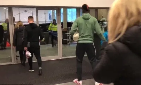 Chấn thương, Pogba tập tễnh rời St James' Park?