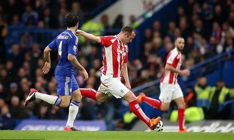 Charlie Adam sút tung lưới Chelsea từ hơn nửa sân