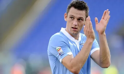 Chi 35 triệu euro, Man Utd đã có De Vrij?