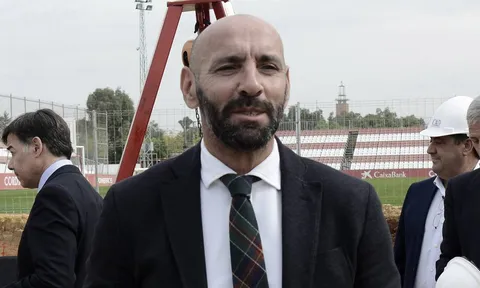 Chiêu mộ Monchi, Man Utd gặp đối thủ cứng