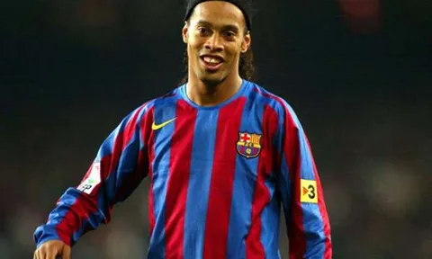 CHÍNH THỨC: Ronaldinho trở lại Barcelona