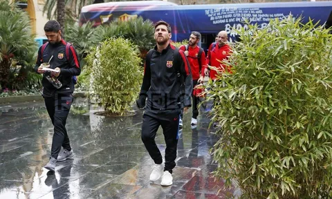Cho Real hít khói, Messi và đồng đội hào hứng rảo bước trong mưa