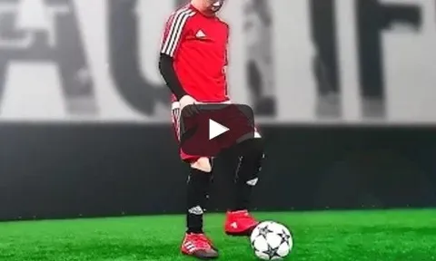 Chú nhóc 8 tuổi xử lý bóng kĩ thuật như Neymar