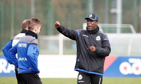 Chưa kịp thở, Clarence Seedorf đã hò hét trên sân tập