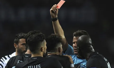 Chùm ảnh: Alex Telles nhận thẻ đỏ, Porto ôm hận trước Juventus