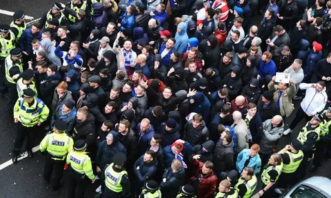 Chùm ảnh ấn tượng derby Old Firm: Hooligan, cảnh sát và sắc màu CĐV