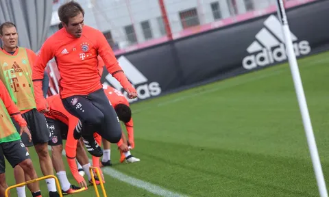 Chùm ảnh: Các cầu thủ Bayern dốc sức tập luyện chuẩn bị tiếp đón Schalke 04
