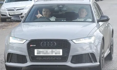 Chùm ảnh: Carrick đưa Rooney đến sân tập sau chức vô địch Cúp liên đoàn