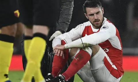 Chùm ảnh: CĐV Arsenal 'vui như trẩy hội' vì Ramsey bị chấn thương