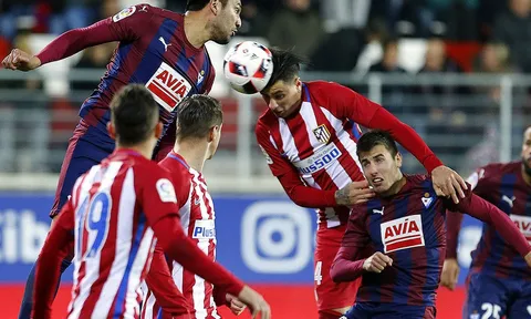 Chùm ảnh: Chật vật trên sân Eibar, thầy trò Simeone vào bán kết cúp nhà Vua