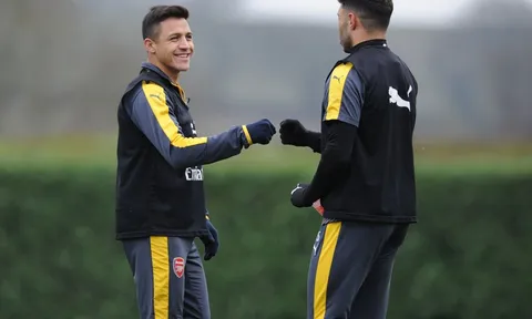 Chùm ảnh: Dàn sao Arsenal cười tươi trong tâm bão