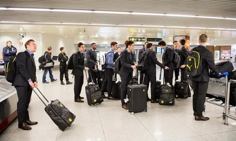 Chùm ảnh: Dàn soái ca của Dortmund bị 'bao vây' khi đặt chân tới Bồ