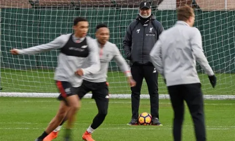 Chùm ảnh: Đối thủ gặp chuyện, Klopp tươi rói quan sát Liverpool tập luyện