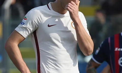 Chùm ảnh: Đụng Crotone, Dzeko suýt trở thành tội đồ