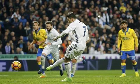 Chùm ảnh: Gareth Bale gây họa, Ronaldo cứu sống Kền kền