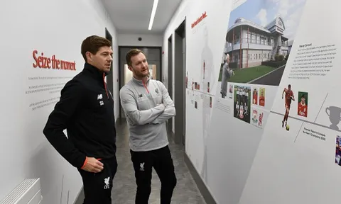 Chùm ảnh: Gerrard chính thức trở lại làm 'sếp' tại Liverpool