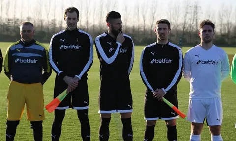 Chùm ảnh: Làm cầu thủ chán chê, Cech và Giroud rủ nhau đi cầm còi