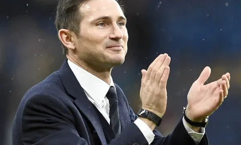 Chùm ảnh: Lampard được NHM Chelsea chào đón trong ngày về