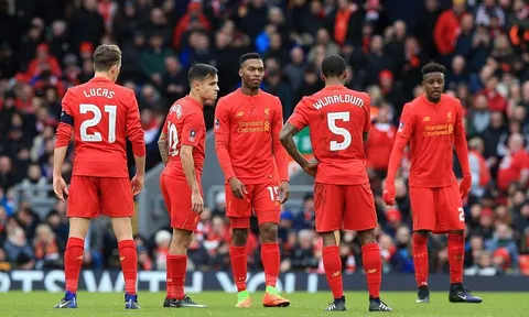 Chùm ảnh: Liverpool cúi mặt ngay tại Anfield trước Bầy sói