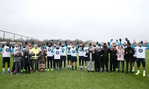 Chùm ảnh: Loạt sao Tottenham khoe áo mới đặc biệt trên sân tập