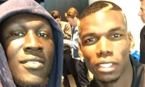 Chùm ảnh: Man Utd đón bạn quý của Pogba tại Carrington