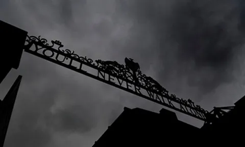 Chùm ảnh: Mây đen phủ kín bầu trời Anfield trước giờ G
