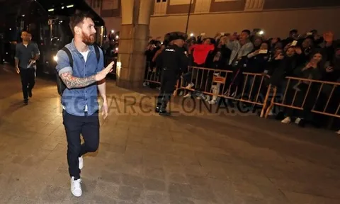 Chùm ảnh: Messi và đồng đội được nghìn người chào đón như anh hùng tại La Coruna