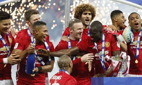 Chùm ảnh: Mourinho lặng lẽ ăn mừng chiếc cúp thứ 2 cùng gia đình