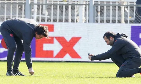 Chùm ảnh: Mourinho soi từng cọng cỏ ngay khi Man Utd vừa tới Nga