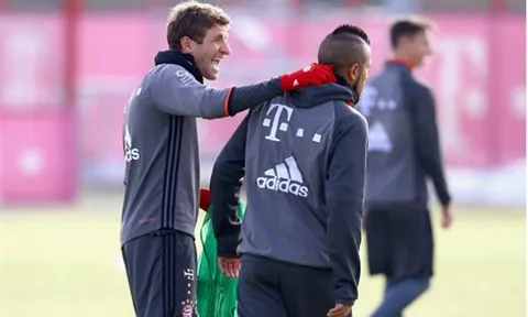 Chùm ảnh: Muller túm cổ, quát mắng Vidal trên sân tập