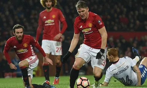 Chùm ảnh: Người thừa Schweinsteiger rực sáng, Man Utd vào vòng 5 FA Cup