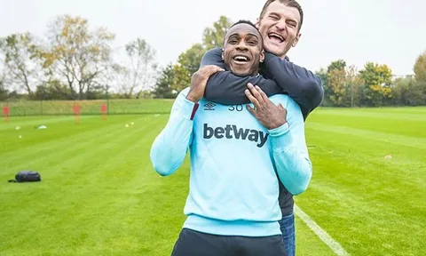 Chùm ảnh: Nhà vô địch UFC tấn công sao West Ham trên sân tập