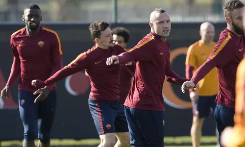 Chùm ảnh: Phải ghi ít nhất 2 bàn trước Lyon,  AS Roma "lao đầu" vào tập luyện